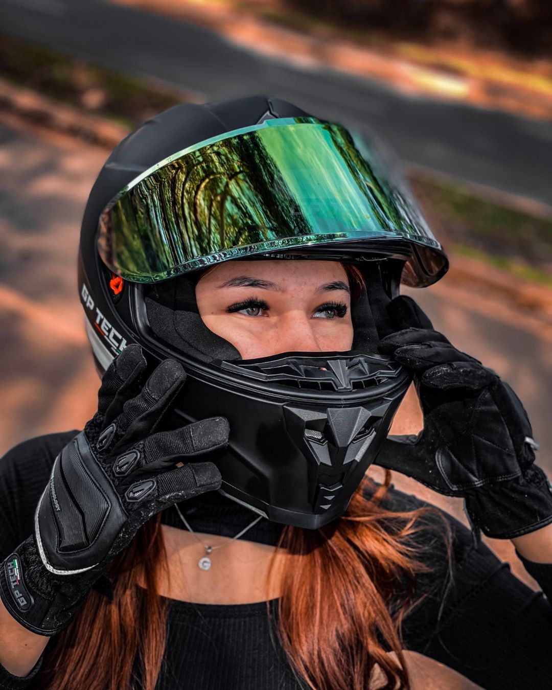 A coragem está um passo à frente do medo❤️‍?. Capacete ULTRA BLACK Luva  ESSENSE . . #motogirl #moto #motociclista #ca… - Peça Mentor