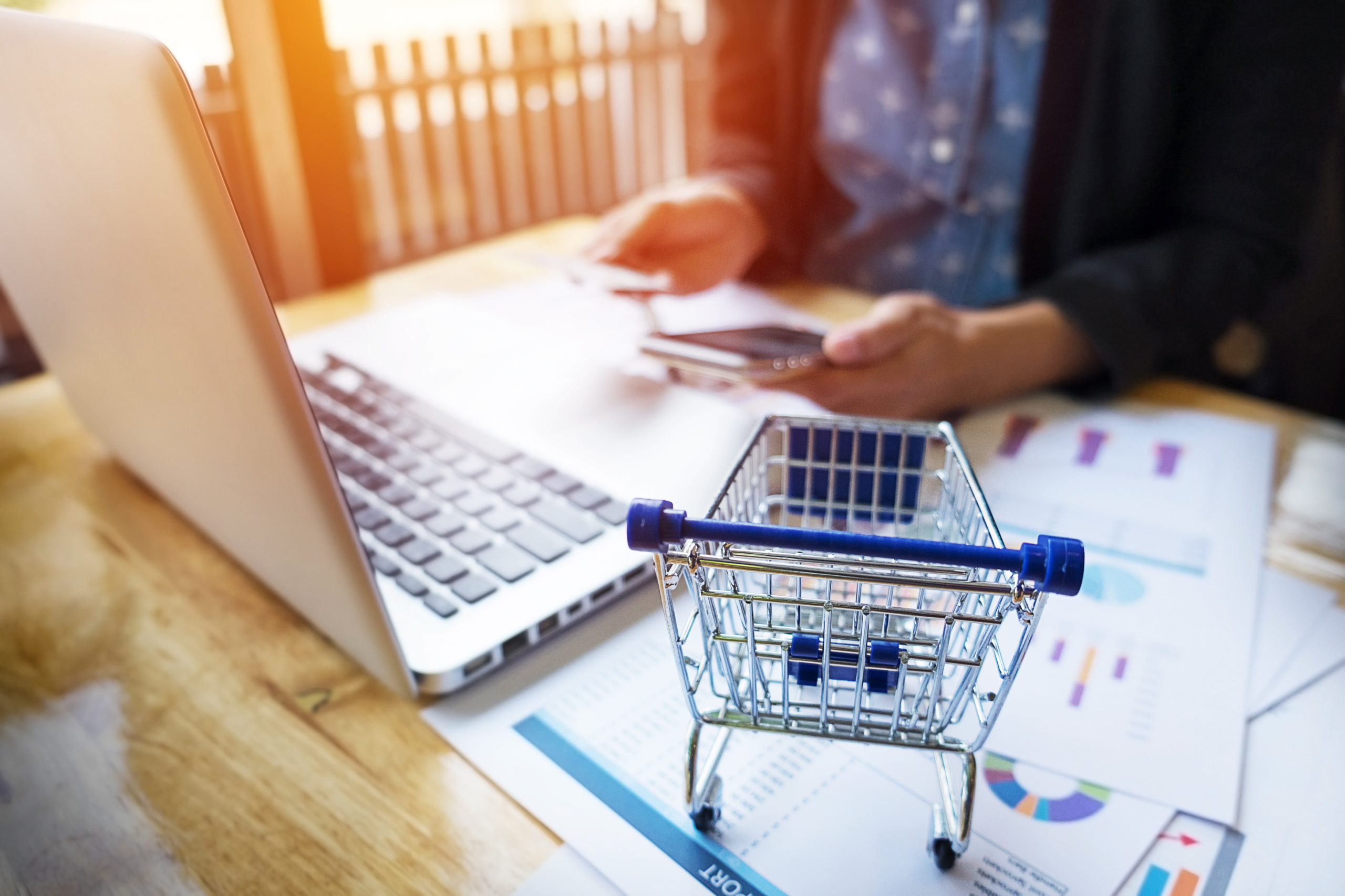imagem-recortada-da-mulher-que-fornece-informacoes-sobre-cartoes-e-chave-no-telefone-ou-laptop-enquanto-faz-compras-on-line-scaled.jpg