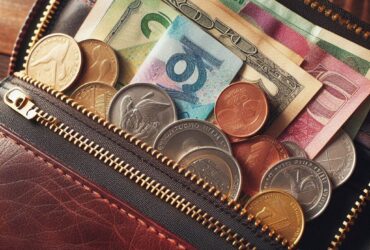 Economia brasileira freia ritmo com indústria e varejo em queda, mas serviços mantêm avanço
