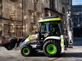 JCB apresenta motor a hidrogênio aprovado na Europa, revolucionando a tecnologia de combustão.