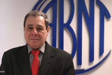 ABNT estabelece novas normas para manutenção de carros elétricos e híbridos no Brasil