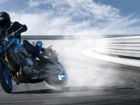 Suzuki GSX-S1000 ganha novas cores para a versão 2026/2027