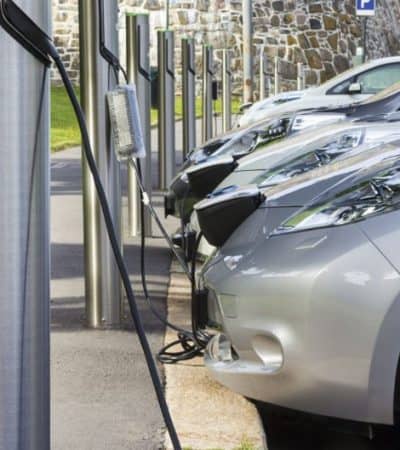 Carga rápida de veículos elétricos cresce 33% em três meses e Brasil ultrapassa 25 mil pontos de recarga