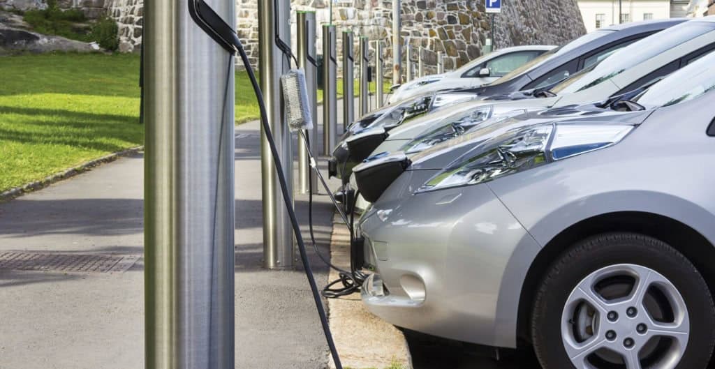 Carga rápida de veículos elétricos cresce 33% em três meses e Brasil ultrapassa 25 mil pontos de recarga