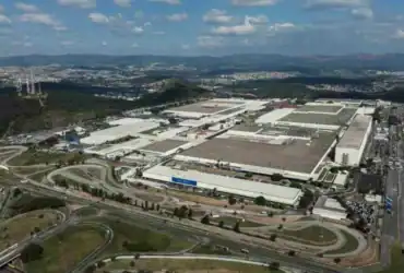 Stellantis acelera expansão no Brasil com produção recorde e exportações em alta no 1º semestre de 2025