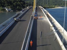 Asfalto da Ponte de Guaratuba incorpora 23 mil pneus reciclados e vira referência em economia circular no Brasil
