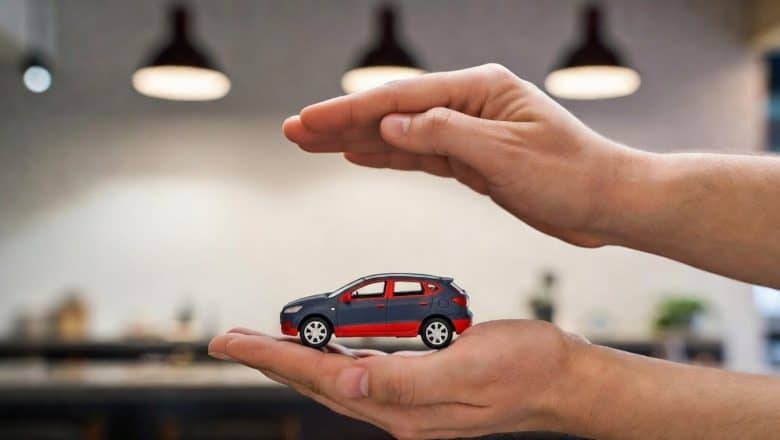 Seguro auto e moto iniciam 2026 próximos dos menores patamares da série