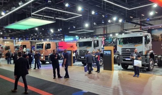 Chinesas ganham espaço na Fenatran e redesenham o mapa do transporte pesado