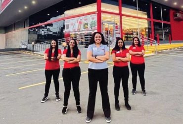 AutoZone impulsiona diversidade e dobra número de mulheres na empresa em apenas um ano