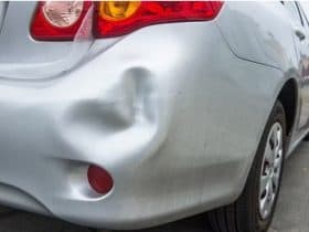 Um pequeno amassado pode custar caro na hora de vender o carro