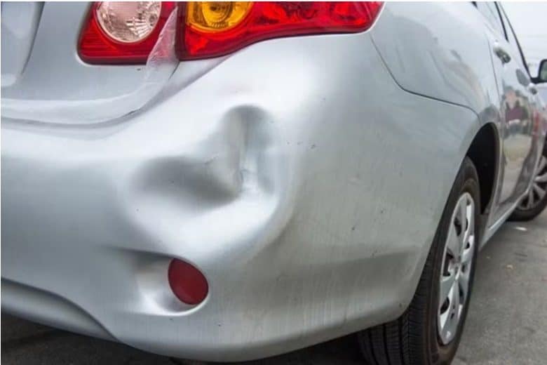 Um pequeno amassado pode custar caro na hora de vender o carro