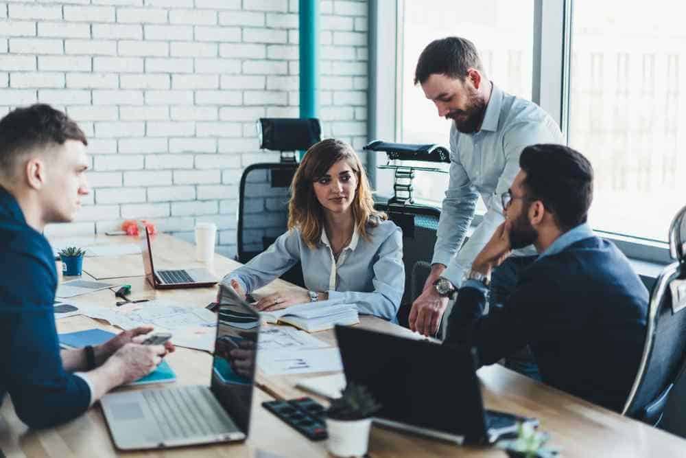 Confiança Empresarial Cai 0,4 Ponto em Março e Acende Alerta para a Economia Brasileira