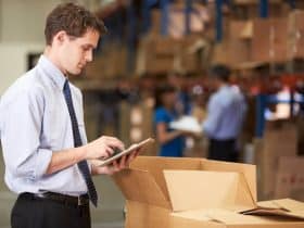 Juros altos freiam o varejo e derrubam a confiança do empresário em 6,1% em um ano