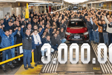 Onix ultrapassa Corsa e atinge 3 milhões de unidades produzidas no Brasil, liderando a Chevrolet.