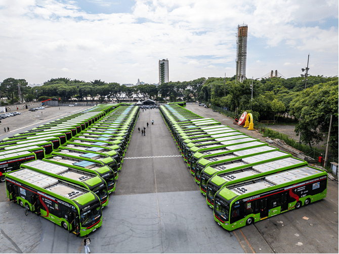 Expansão rápida dos ônibus elétricos no início de 2025