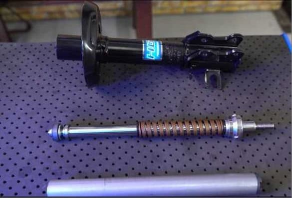 Nakata destaca funcionamento de amortecedor com mola interna aplicado em modelos específicos de automóveis