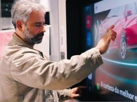 Toyota transforma a experiência nas concessionárias com projeto de digitalização e inovação, em parceria com a Samsung