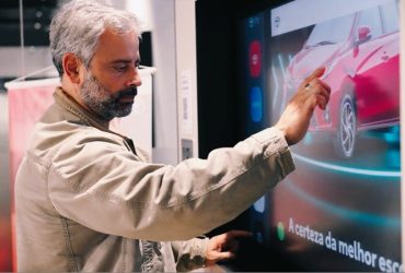 Toyota transforma a experiência nas concessionárias com projeto de digitalização e inovação, em parceria com a Samsung