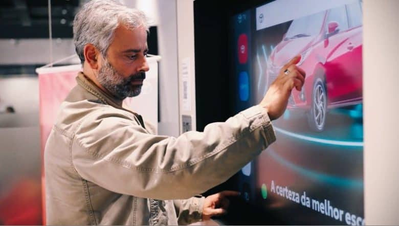 Toyota transforma a experiência nas concessionárias com projeto de digitalização e inovação, em parceria com a Samsung