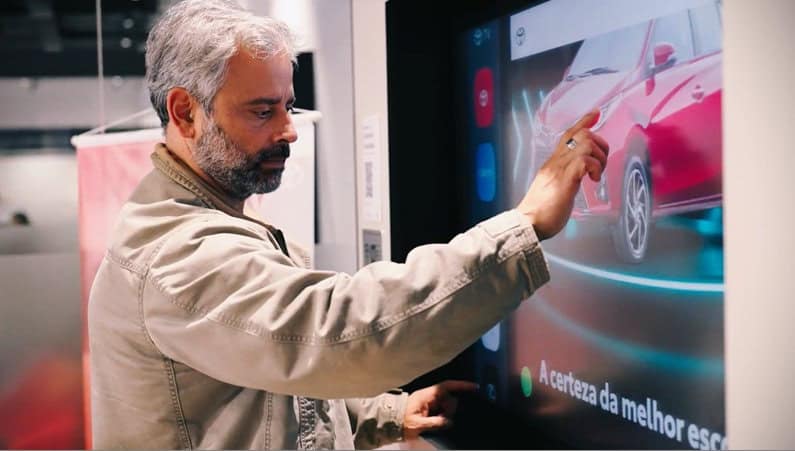 Toyota transforma a experiência nas concessionárias com projeto de digitalização e inovação, em parceria com a Samsung