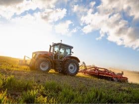 Massey Ferguson lança trator MF 8S Xtra com avanços em eficiência operacional e agricultura de precisão 