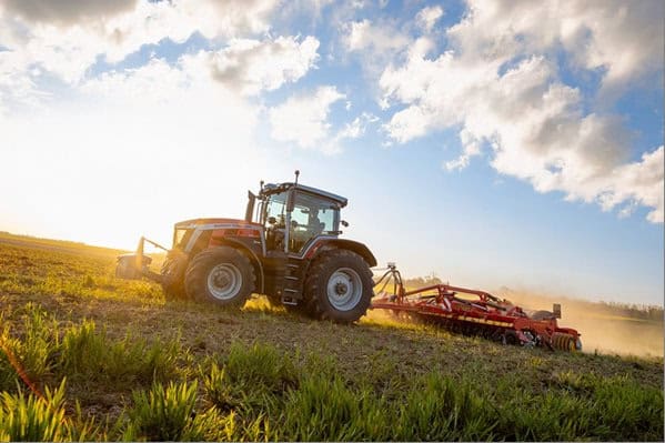 Massey Ferguson lança trator MF 8S Xtra com avanços em eficiência operacional e agricultura de precisão 