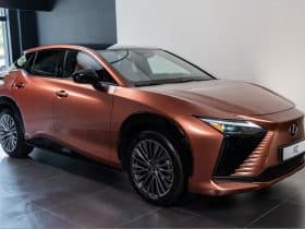 Lexus lança RZ 500e, o primeiro elétrico da marca no Brasil