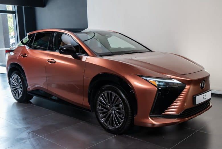 Lexus lança RZ 500e, o primeiro elétrico da marca no Brasil