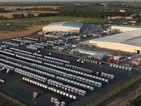 Mercedes-Benz inaugura nova fábrica de caminhões e chassis de ônibus em Zárate, Argentina