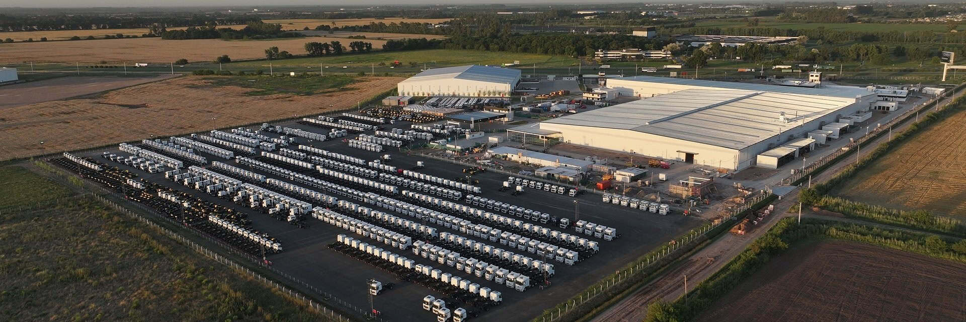 Mercedes-Benz inaugura nova fábrica de caminhões e chassis de ônibus em Zárate, Argentina