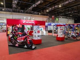 Honda Motos reforça estratégia no mercado de reposição e marca presença no Salão das Motopeças