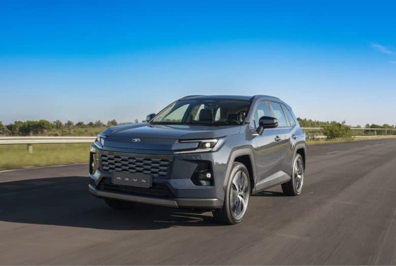 Novo Toyota RAV4 estreia no Brasil com duas versões híbridas full, mais tecnologia e preço a partir de R$ 317 mil