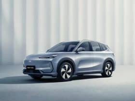 Vendas das da Geely crescem 26% no mundo, atingindo o recorde de 4,11 milhões de unidades em 2025