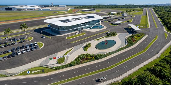 BYD anuncia investimento de R$ 300 milhões para a construção de um centro de pesquisas e uma pista de experiências ao lado do Aeroporto do Galeão no Rio de Janeiro