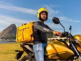 Motoboys viram infraestrutura invisível das cidades e impulsionam nova economia urbana