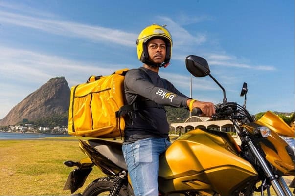 Motoboys viram infraestrutura invisível das cidades e impulsionam nova economia urbana