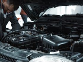 A luz do painel acendeu, mas o óleo está em dia? Mecânico explica o que pode ser