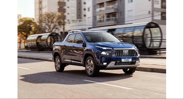 Fiat Toro chega à linha 2027 como a primeira picape híbrida-leve produzida no Brasil