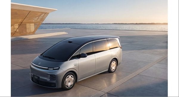 Leapmotor revela mundialmente a minivan de luxo D99