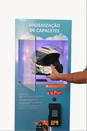 Por R$10, motociclistas já podem desinfetar o capacete em vending machines no estado de São Paulo