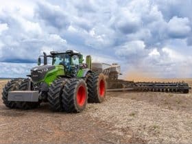 Fendt lança nova geração do trator Fendt 1000 Vario com mais potência, eficiência e conforto