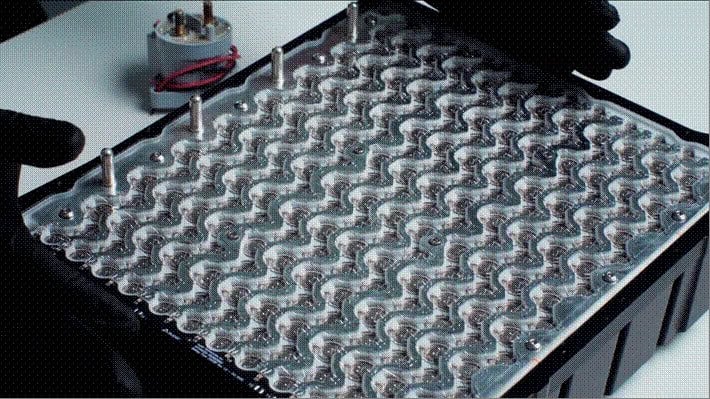 Primeira moto elétrica do Brasil com bateria desenvolvida pela própria fabricante une segurança e uso real