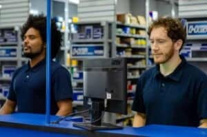 Dia do Balconista: dicas de atendimento digital da Nakata para agilizar vendas em lojas de autopeças