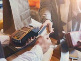 Vendas do varejo sobem 2,4% em julho, mas registram queda de 1,1% no ano acumulado.