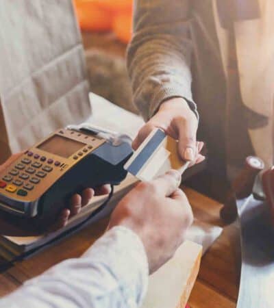 Vendas do varejo sobem 2,4% em julho, mas registram queda de 1,1% no ano acumulado.