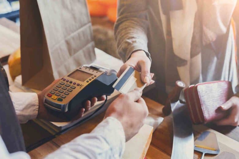 Vendas do varejo sobem 2,4% em julho, mas registram queda de 1,1% no ano acumulado.