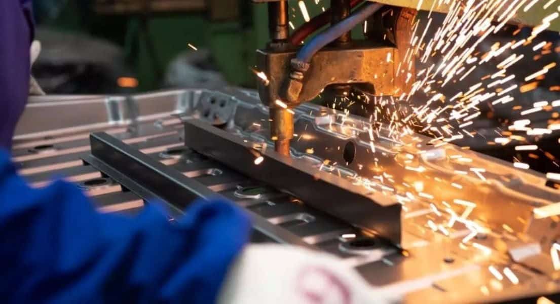 Desempenho da Pequena Indústria Avança no Brasil, mas Carga Tributária e Juros Elevados Ainda Freiam o Setor, Aponta CNI