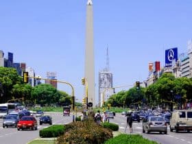 Política comercial de Milei aprofunda crise na indústria argentina de autopeças e abre espaço para avanço da China