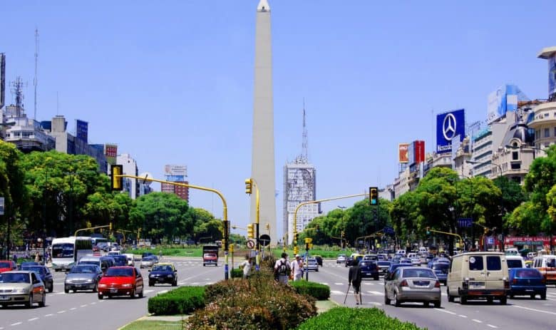 Política comercial de Milei aprofunda crise na indústria argentina de autopeças e abre espaço para avanço da China