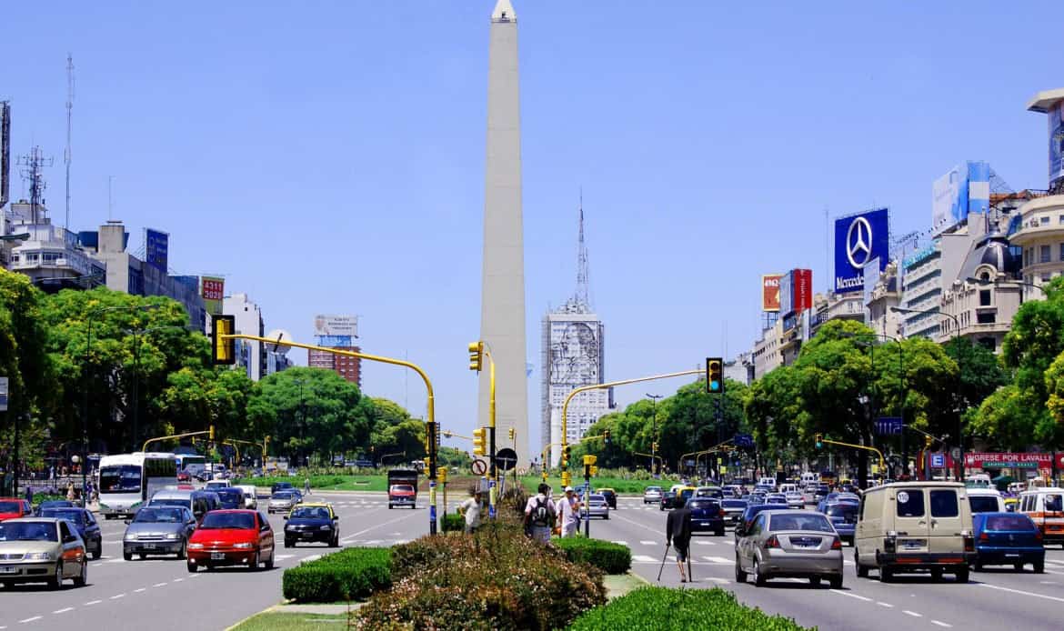 Política comercial de Milei aprofunda crise na indústria argentina de autopeças e abre espaço para avanço da China